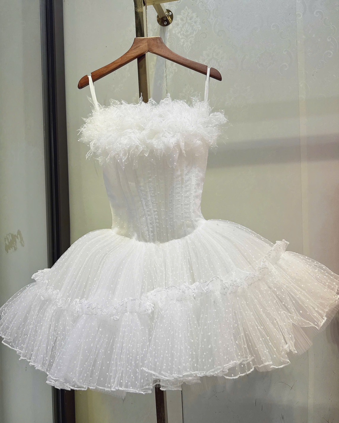 ชุดเดรส เกาะอก แต่งขน สีขาว 2026 Size M BKK - Image 6