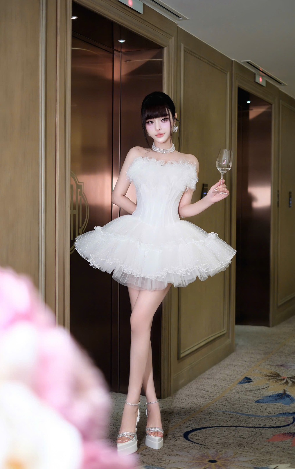 ชุดเดรส เกาะอก แต่งขน สีขาว 2026 Size M BKK