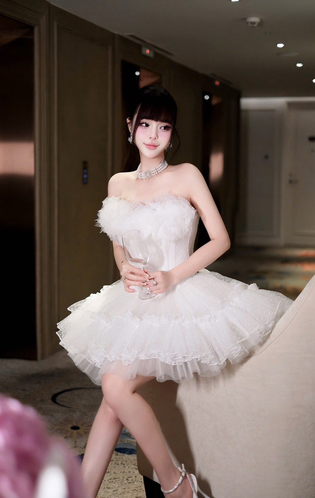 ชุดเดรส เกาะอก แต่งขน สีขาว 2026 Size M BKK - Image 3
