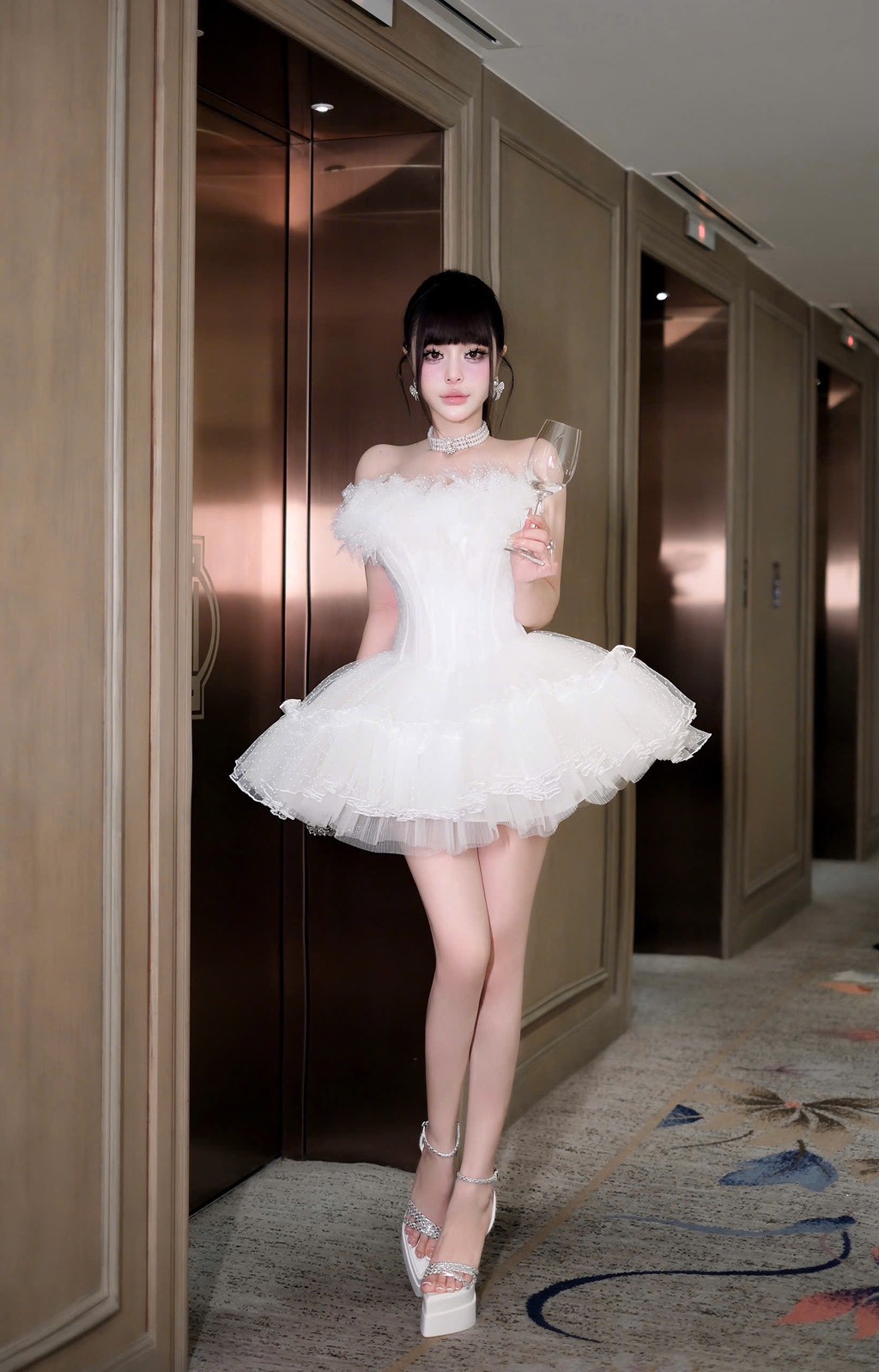 ชุดเดรส เกาะอก แต่งขน สีขาว 2026 Size M BKK - Image 4