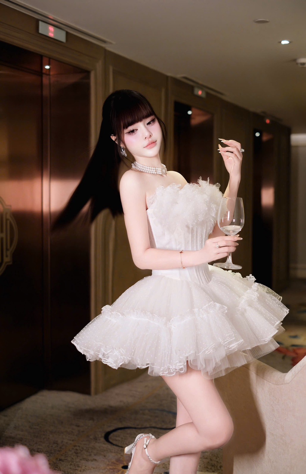 ชุดเดรส เกาะอก แต่งขน สีขาว 2026 Size M BKK - Image 5