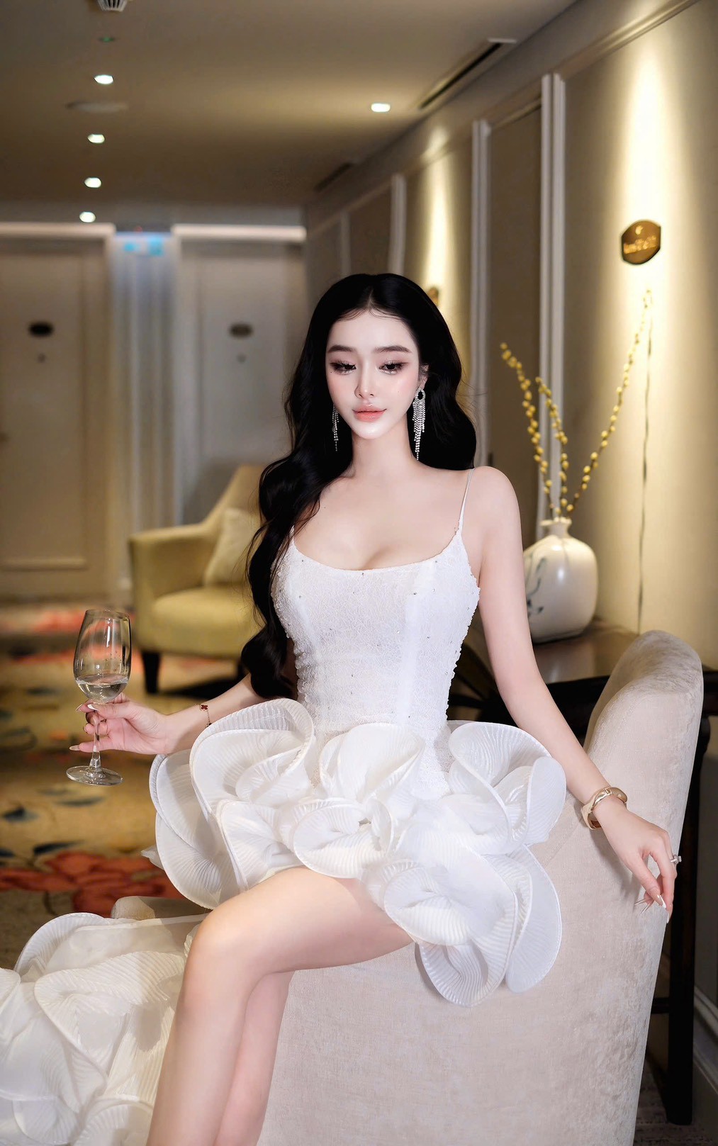 ชุดเดรส สายเดี่ยว แต่งดอก+หางยาว สีขาว 2023 Size S BKK - Image 2