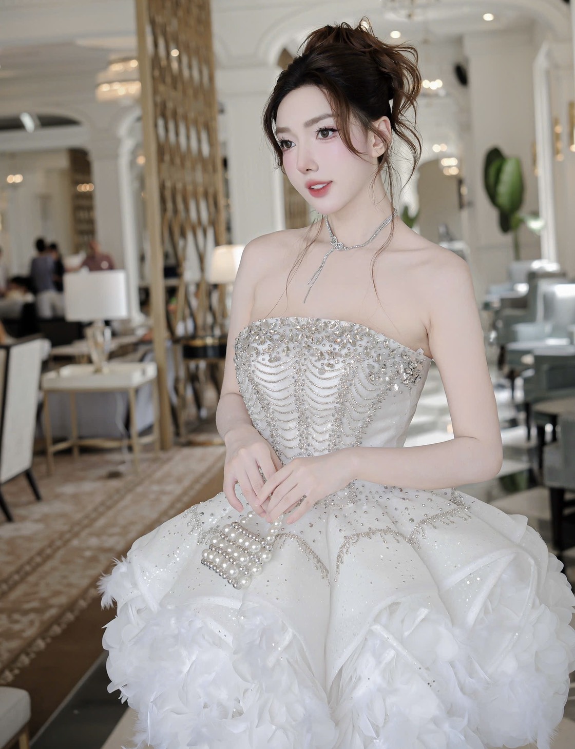 ชุดเดรส เกาะอก แต่งเพชร+กลิตเตอร์ สีขาว 2021 Size M BKK - Image 3