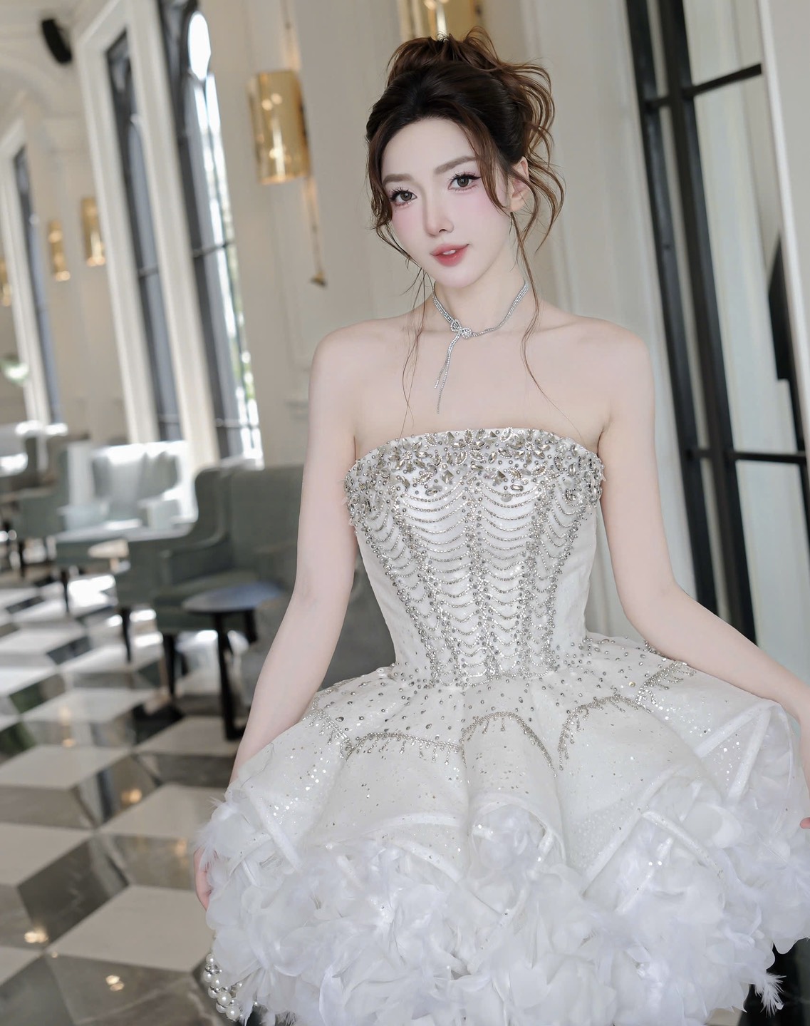 ชุดเดรส เกาะอก แต่งเพชร+กลิตเตอร์ สีขาว 2021 Size M BKK - Image 2
