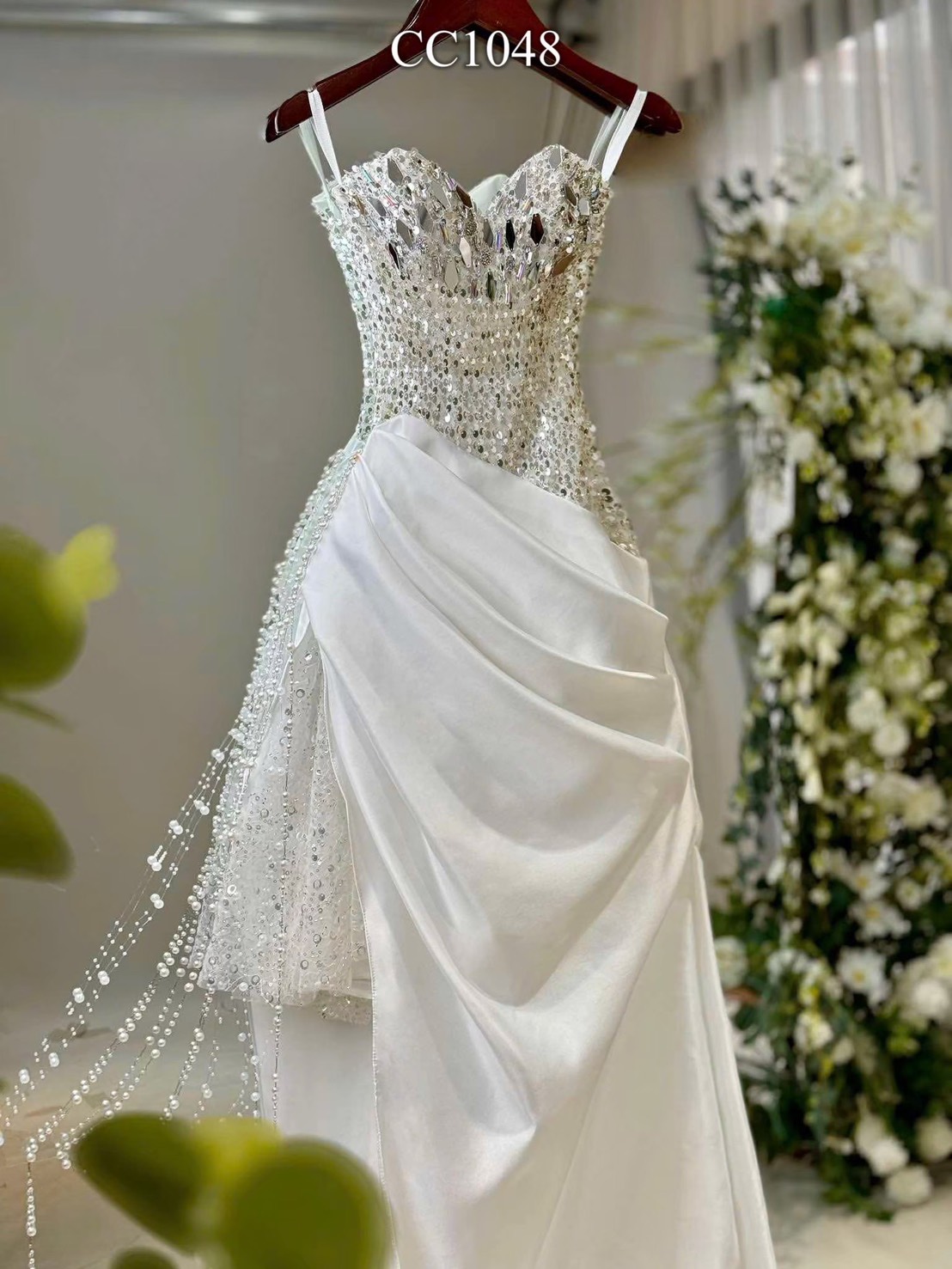ชุดราตรียาว เกาะอก แต่งเพชร+กลิตเตอร์ สีขาว 3008 Size M BKK - Image 2