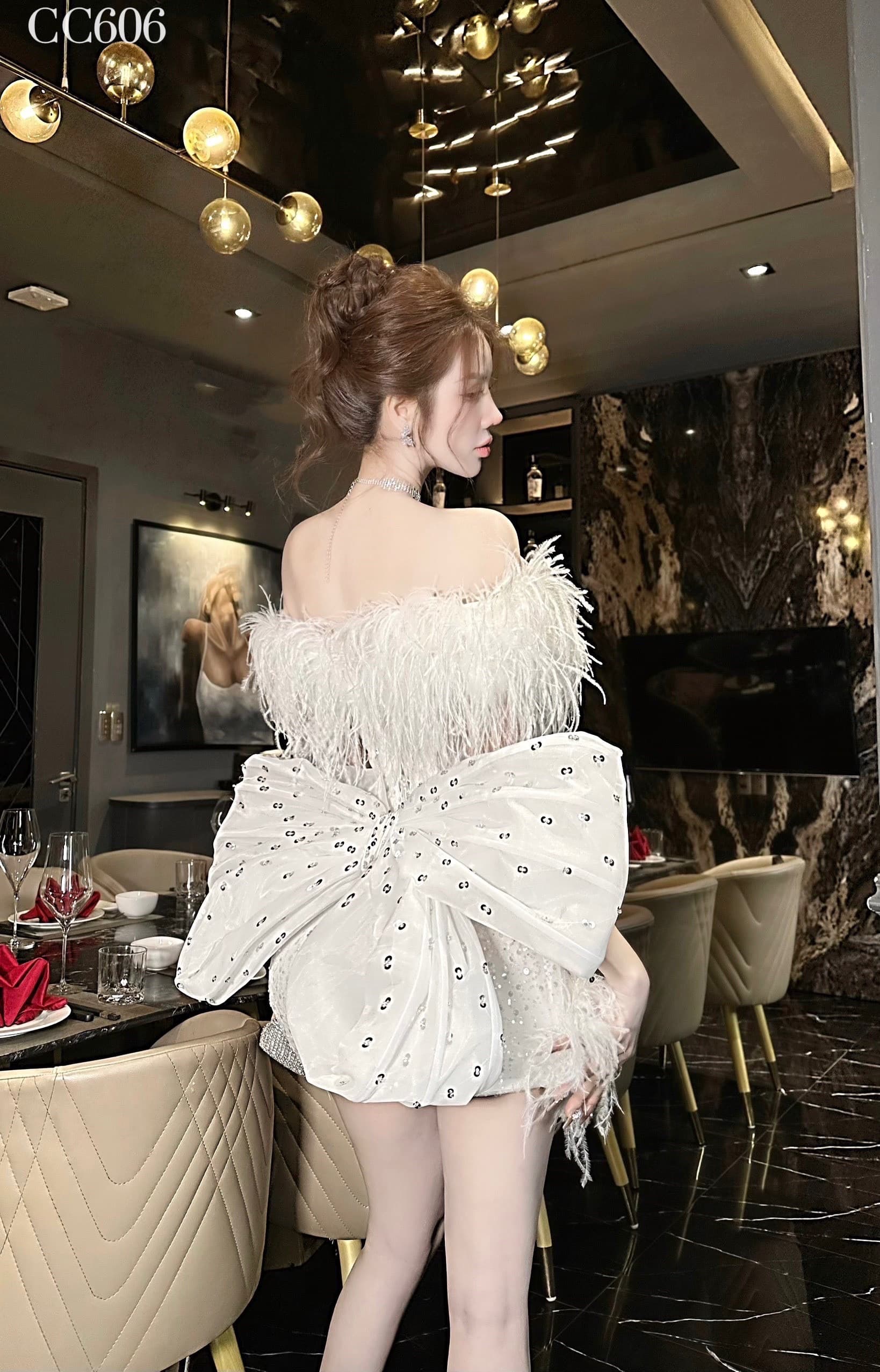 ชุดเดรส ปาดไหล่ ขนนก แต่งกลิตเตอร์ สีขาว 2004 Size L , XL BKK - Image 4