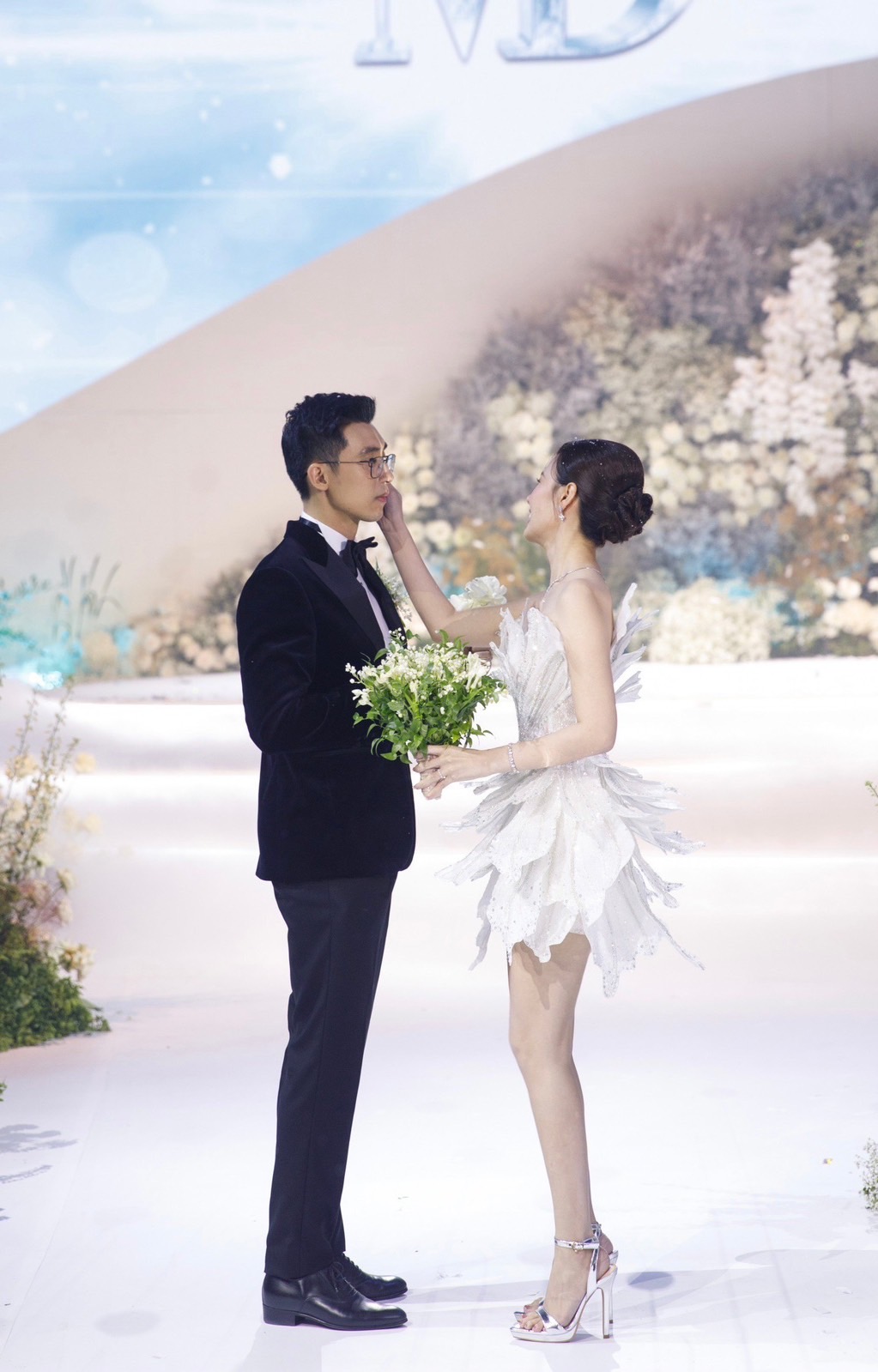 ชุดเดรส แต่งดอก+กลิตเตอร์ สีขาว 2102 Size M BKK - Image 3