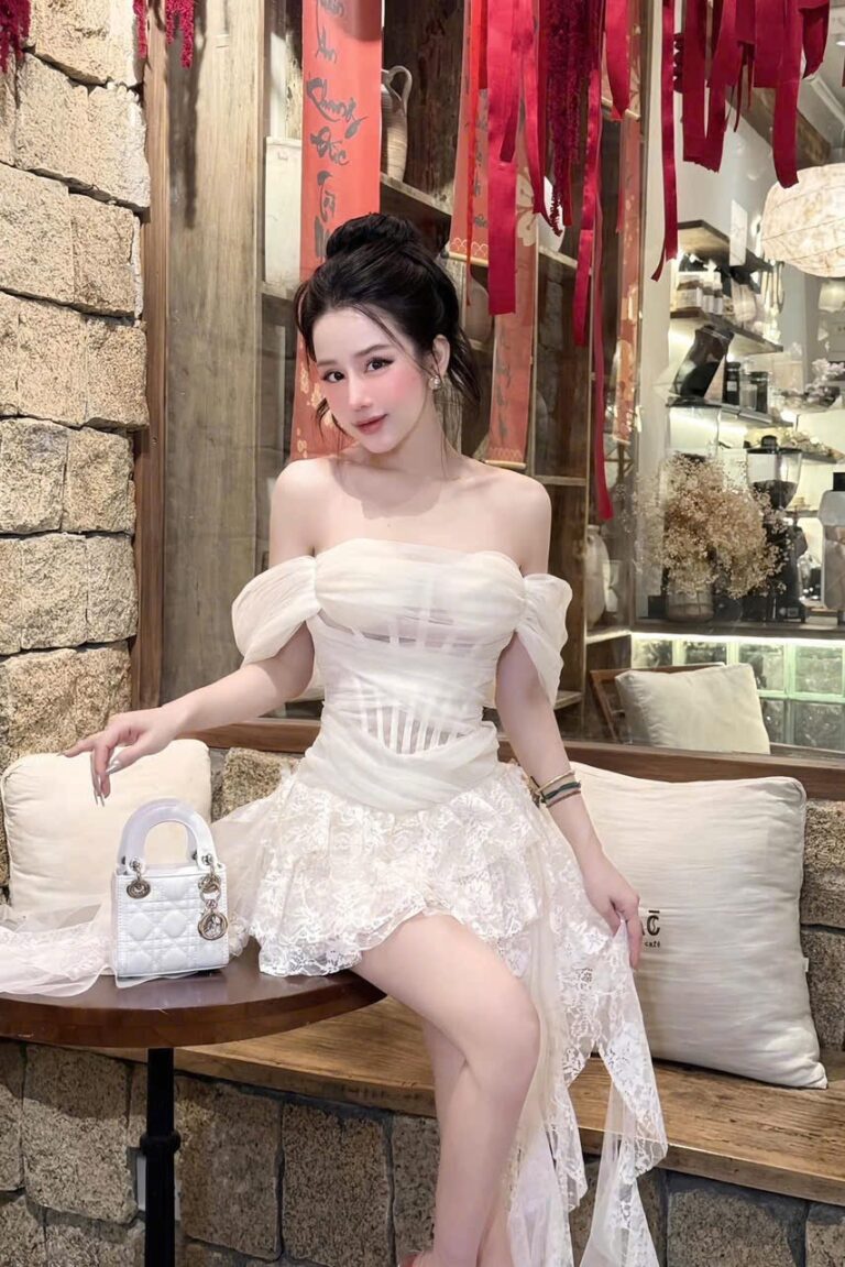ชุดเดรส ปาดไหล่ ลูกไม้ แต่งระบาย สีขาว-ครีม 2041 Size M BKK