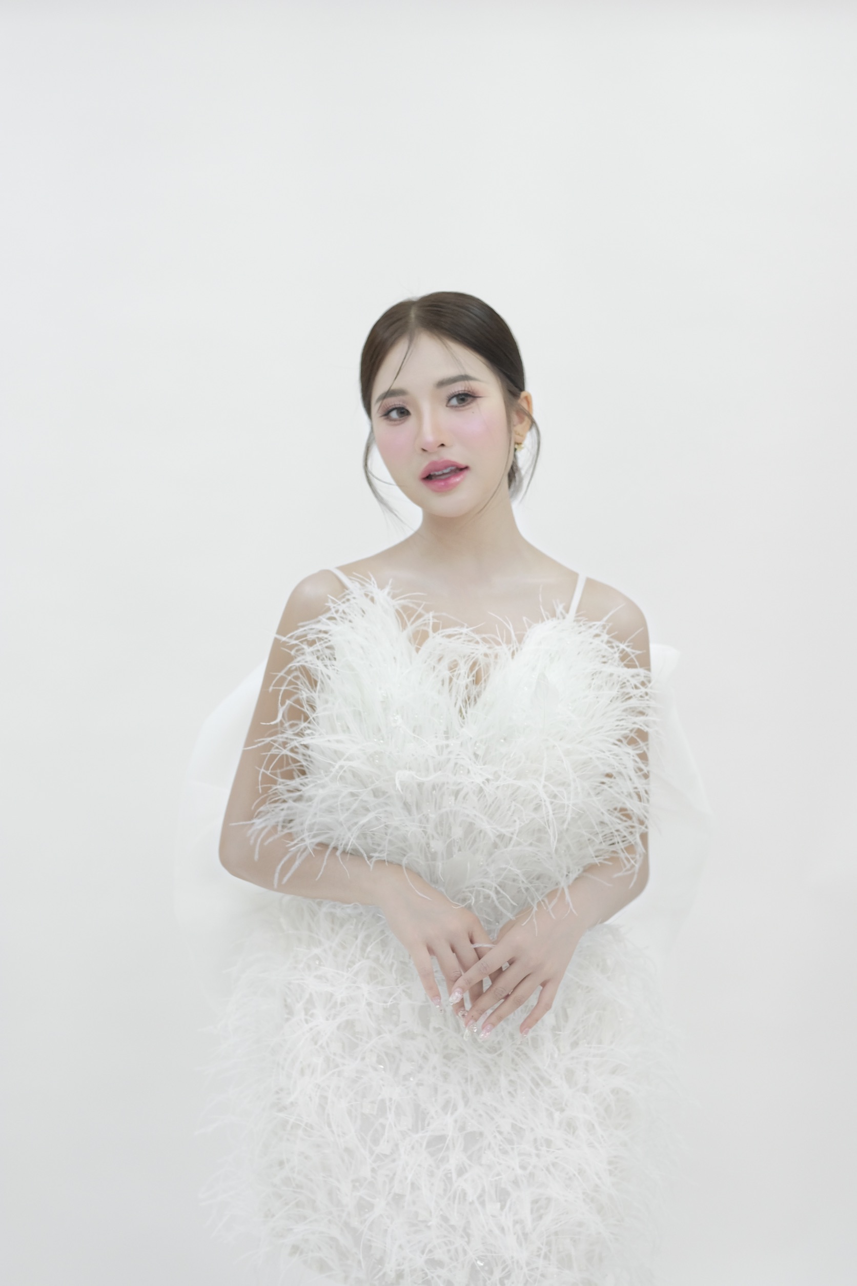 ชุดเดรส สายเดี่ยว ขนนก แต่งโบว์ สีขาว 2122 Size M BKK