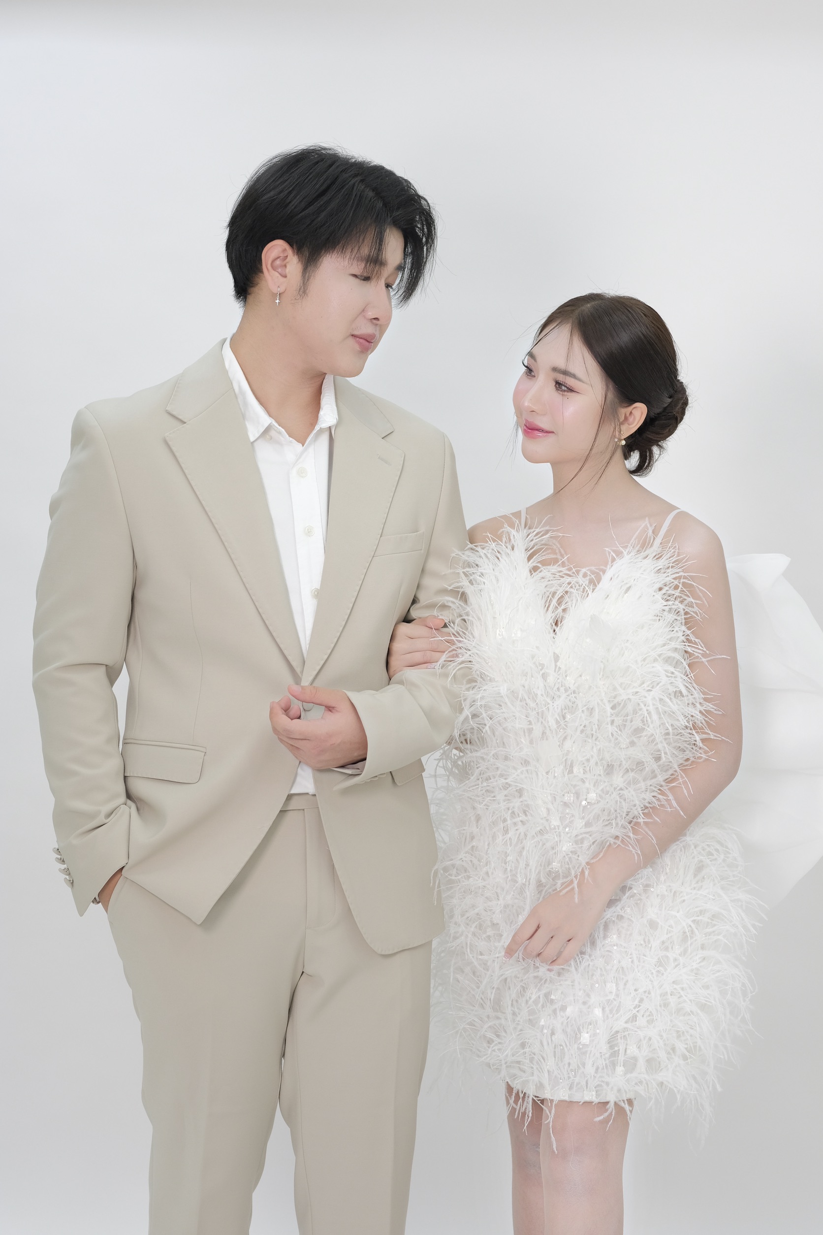 ชุดเดรส สายเดี่ยว ขนนก แต่งโบว์ สีขาว 2122 Size M BKK - Image 2