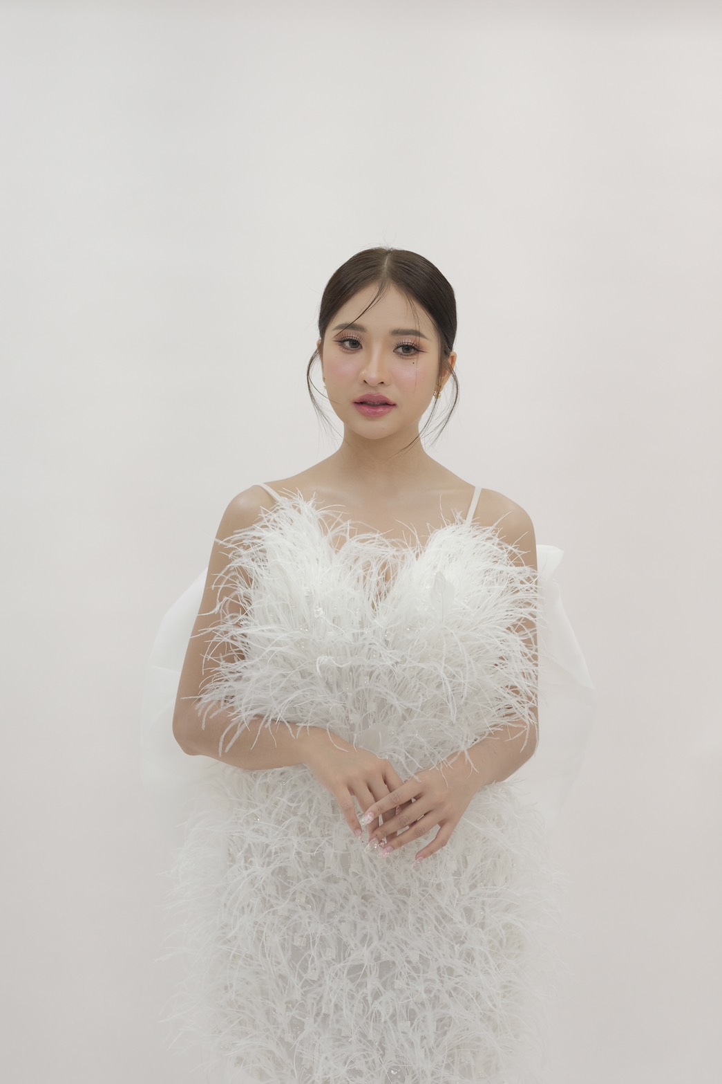 ชุดเดรส สายเดี่ยว ขนนก แต่งโบว์ สีขาว 2122 Size M BKK - Image 4