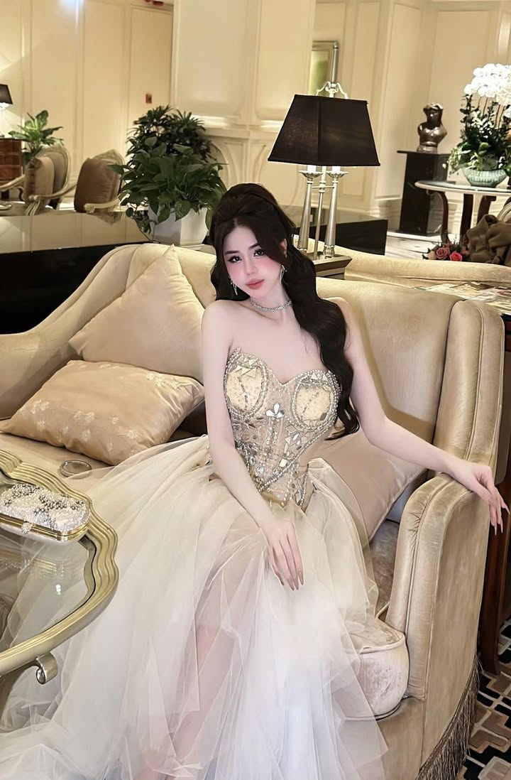 ชุดราตรี เกาะอก แต่งเพชร สีขาว-ครีม Brand HiSo 3043 Size S-M BKK - Image 2