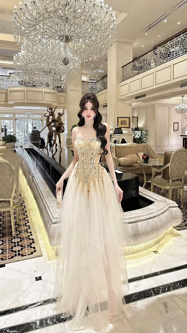 ชุดราตรี เกาะอก แต่งเพชร สีขาว-ครีม Brand HiSo 3043 Size S-M BKK
