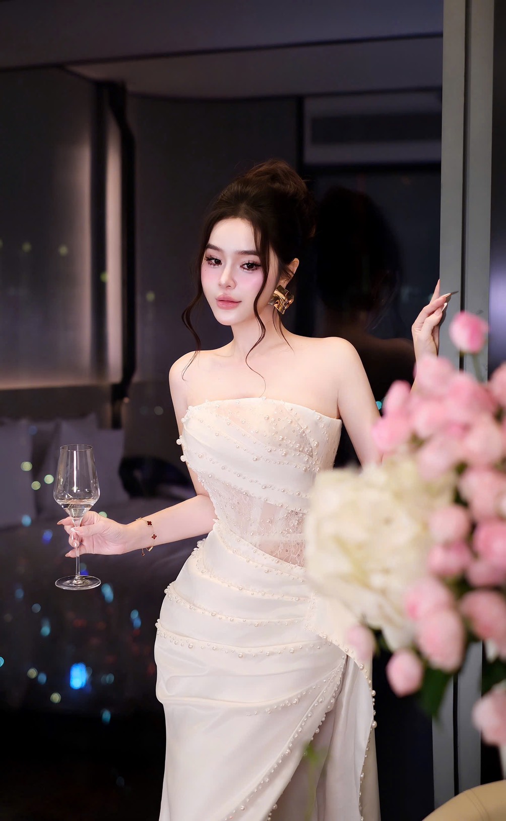 ชุดราตรียาว เกาะอก แต่งมุก สีขาว Brand HiSo 3071 Size S-M BKK - Image 4