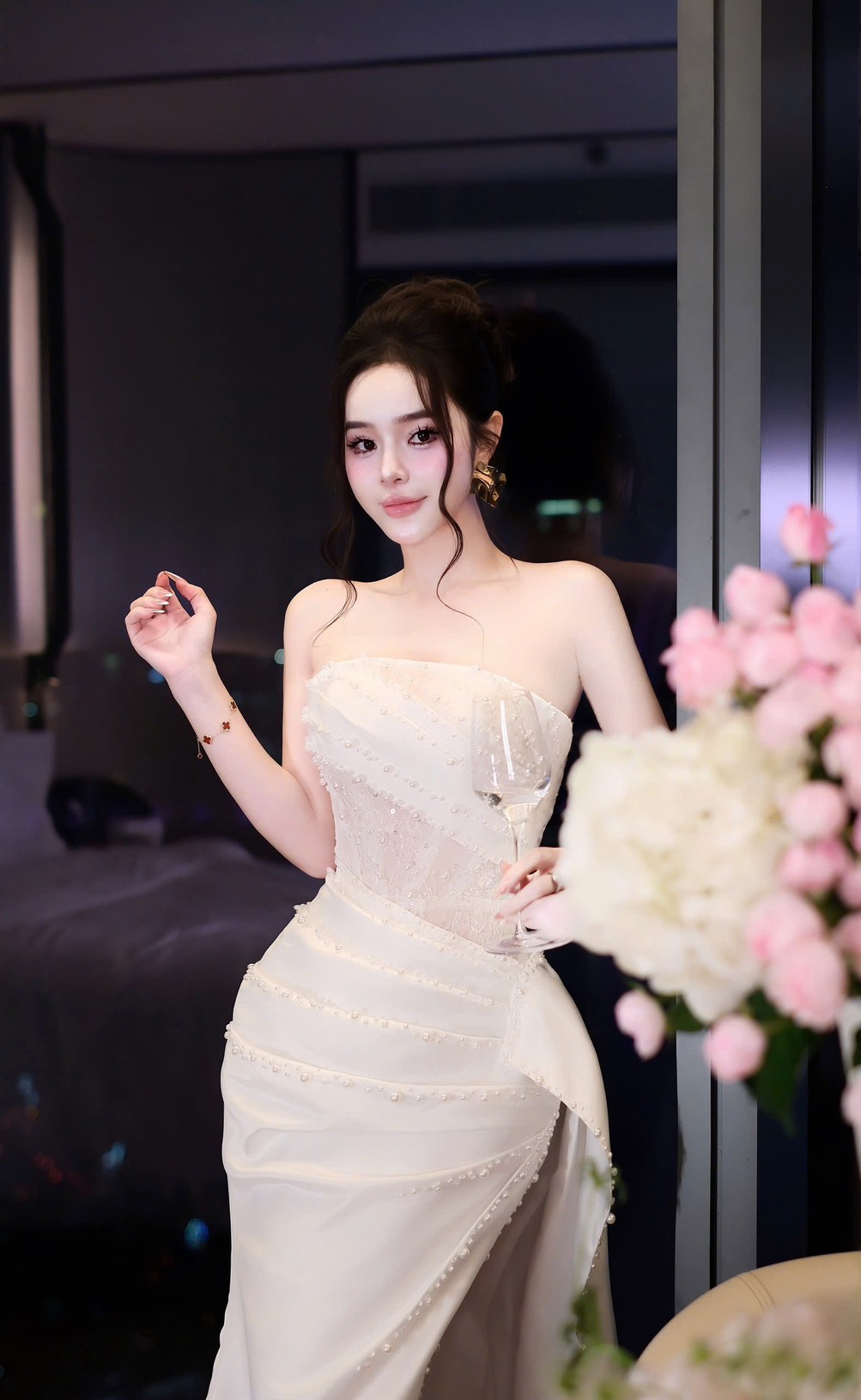 ชุดราตรียาว เกาะอก แต่งมุก สีขาว Brand HiSo 3071 Size S-M BKK - Image 5