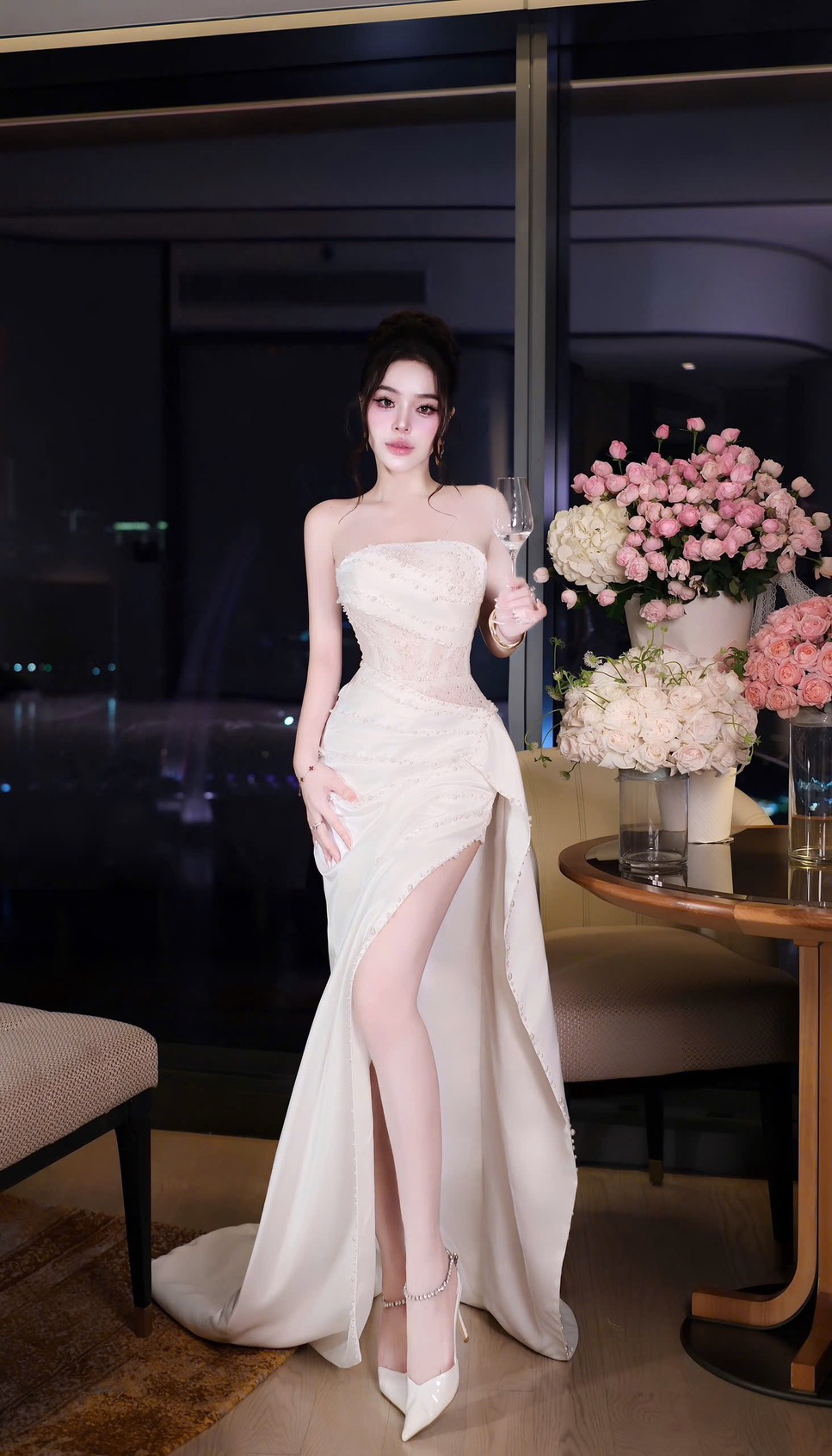 ชุดราตรียาว เกาะอก แต่งมุก สีขาว Brand HiSo 3071 Size S-M BKK