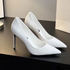 รองเท้า สีขาว 9018 SIZE 37 BKK