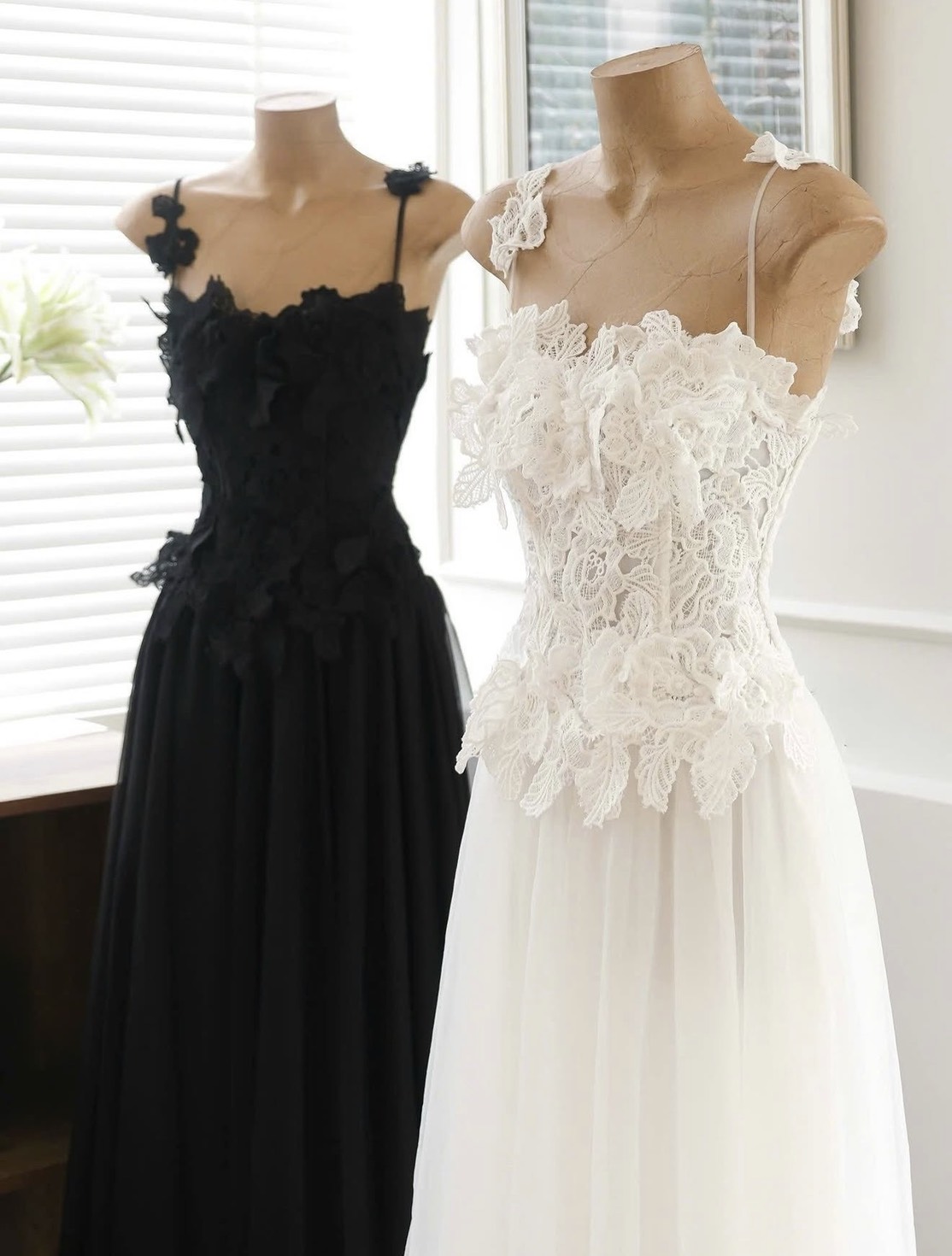 ชุดเดรส สายเดี่ยว แต่งลายลูกไม้ สีขาว BRAND OBIBI 2255 BKK - Image 5
