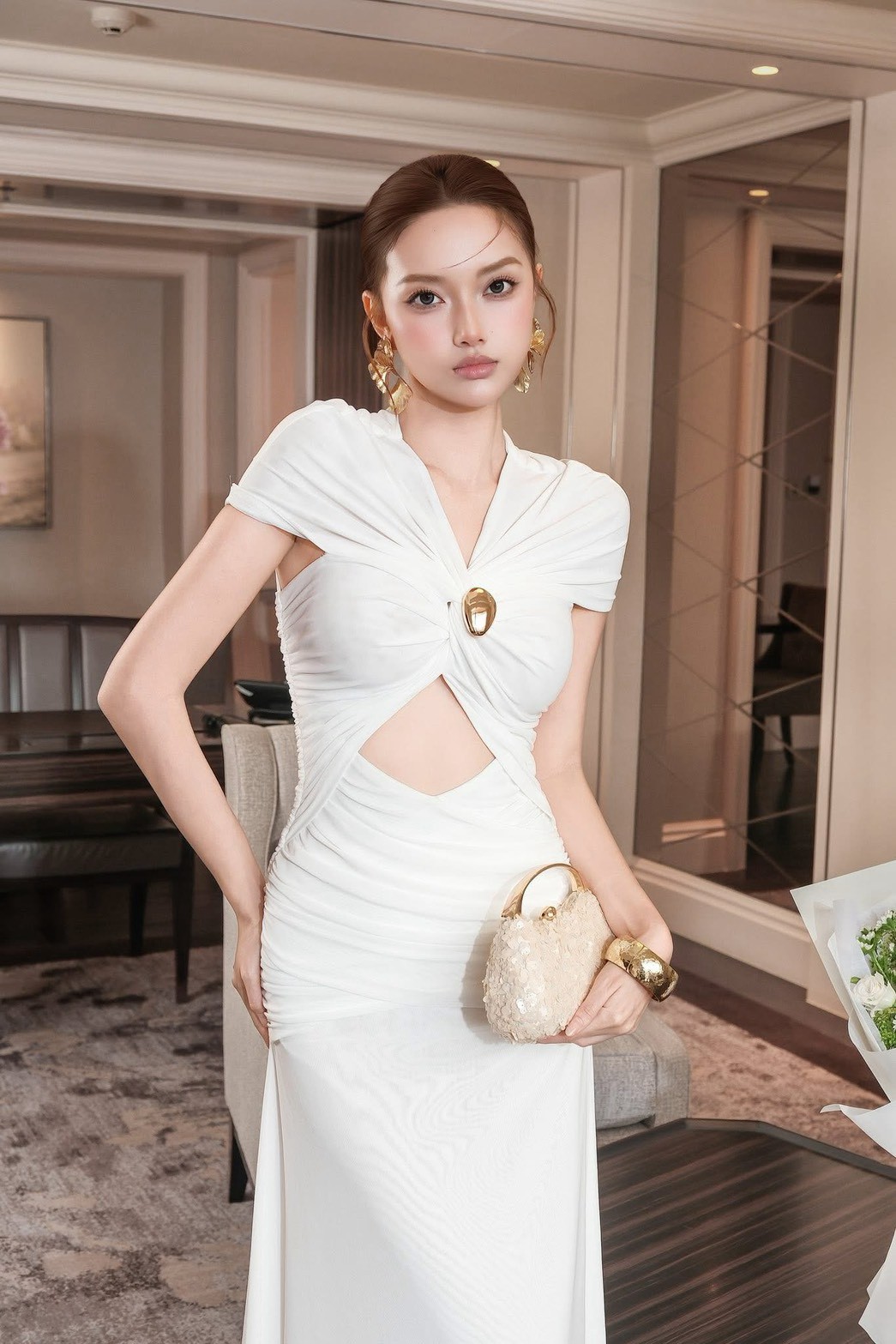 ชุดเดรส ราตรียาว คอวี ผ้าจับจีบ คลุมไหล่ สีขาว BRAND OBIBI 2271 BKK SIZE M - Image 4