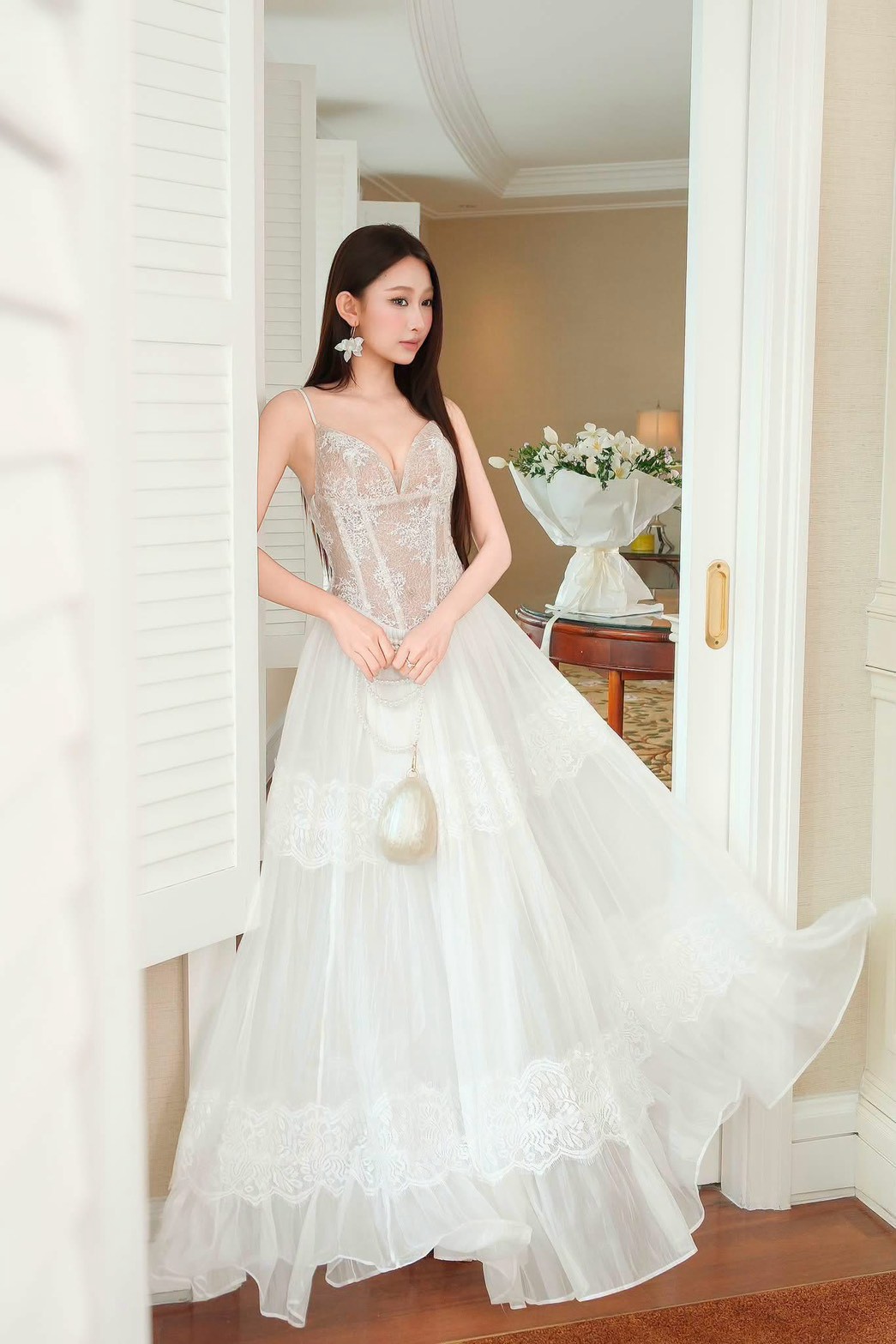 ชุดเดรส ราตรียาว สายเดี่ยว แต่งลูกไม้ สีขาว BRAND OBIBI 2270 BKK SIZE M - Image 2