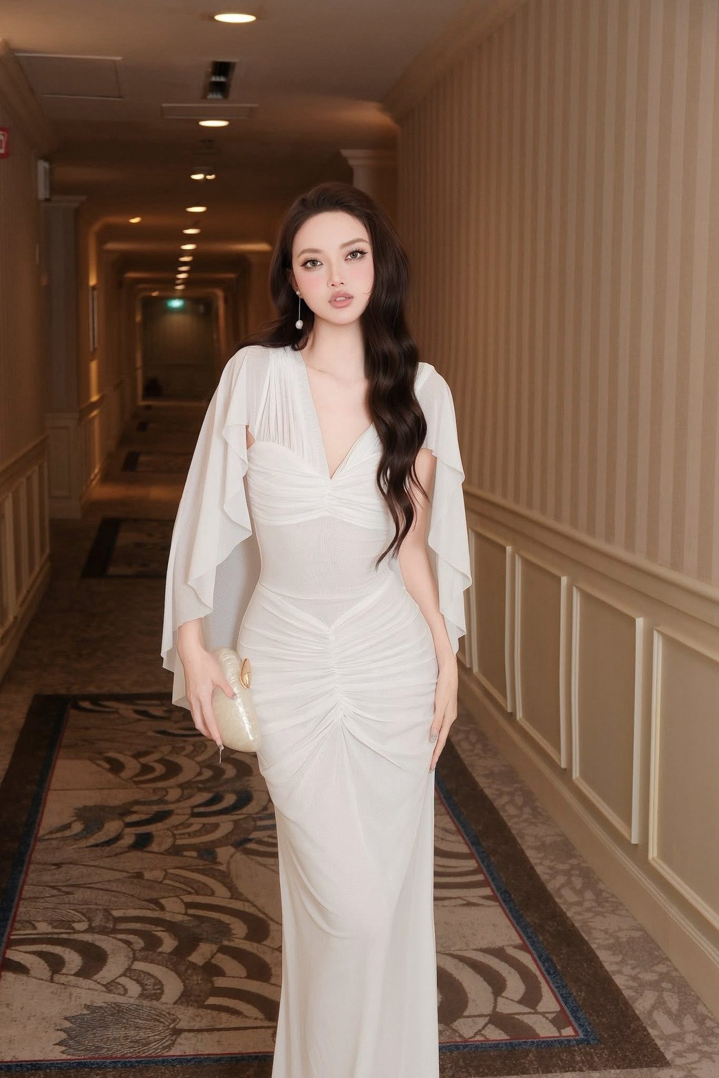 ชุดเดรส ราตรียาว คอวี ผ้าจับจีบ คลุมไหล่ สีขาว BRAND OBIBI 2277 BKK SIZE M - Image 4
