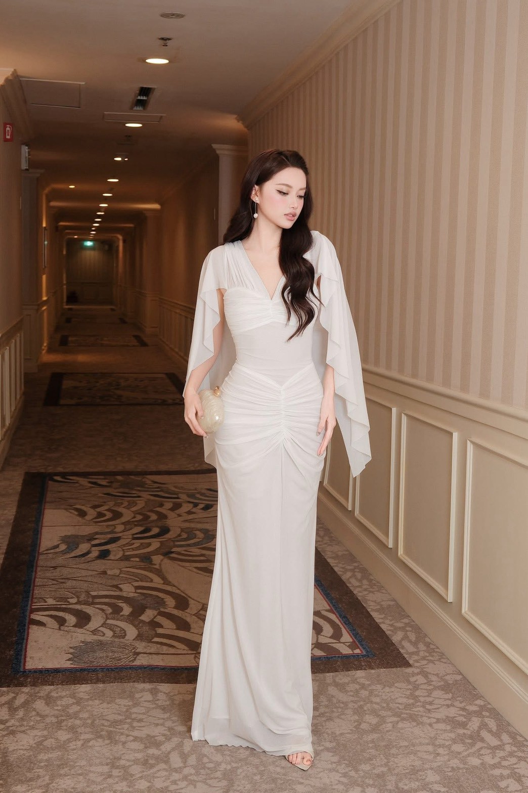 ชุดเดรส ราตรียาว คอวี ผ้าจับจีบ คลุมไหล่ สีขาว BRAND OBIBI 2277 BKK SIZE M - Image 3