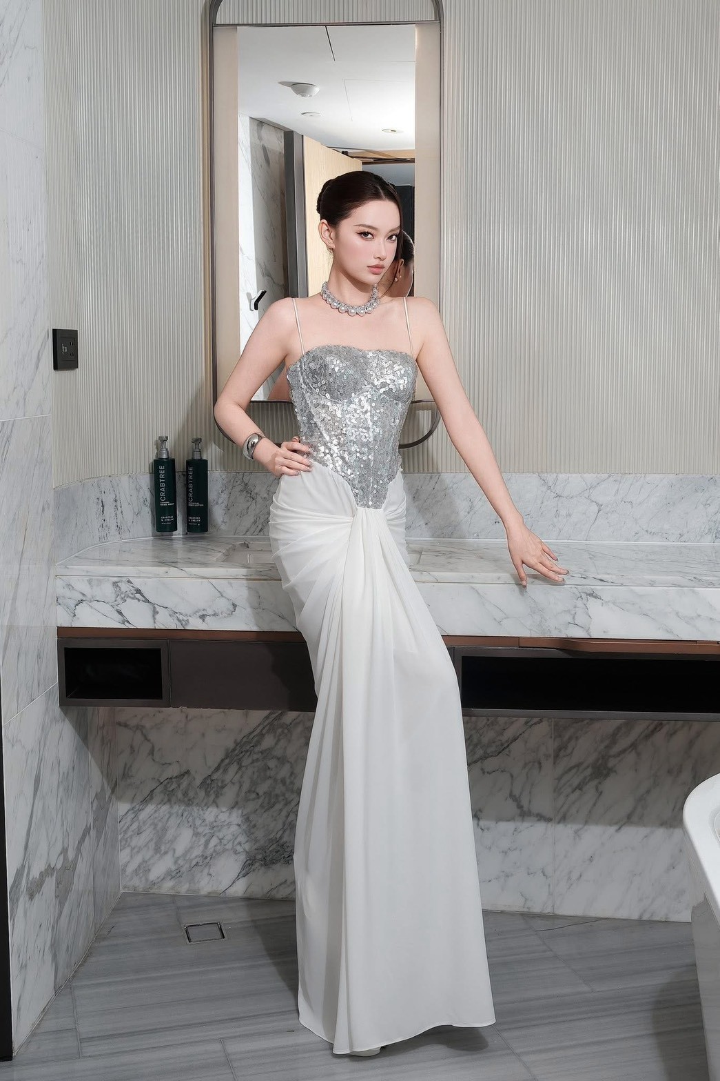 ชุดเดรส ราตรียาว สายเดี่ยว แต่งกลิตเตอร์ สีขาว BRAND OBIBI 2273 BKK SIZE M