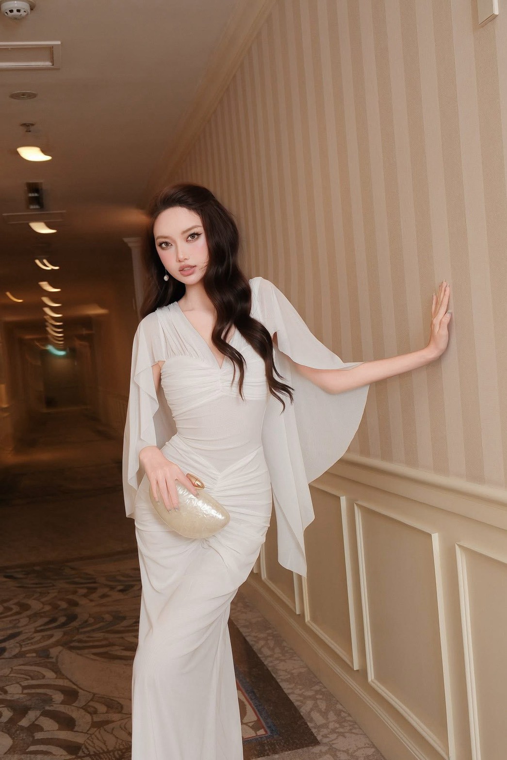 ชุดเดรส ราตรียาว คอวี ผ้าจับจีบ คลุมไหล่ สีขาว BRAND OBIBI 2277 BKK SIZE M