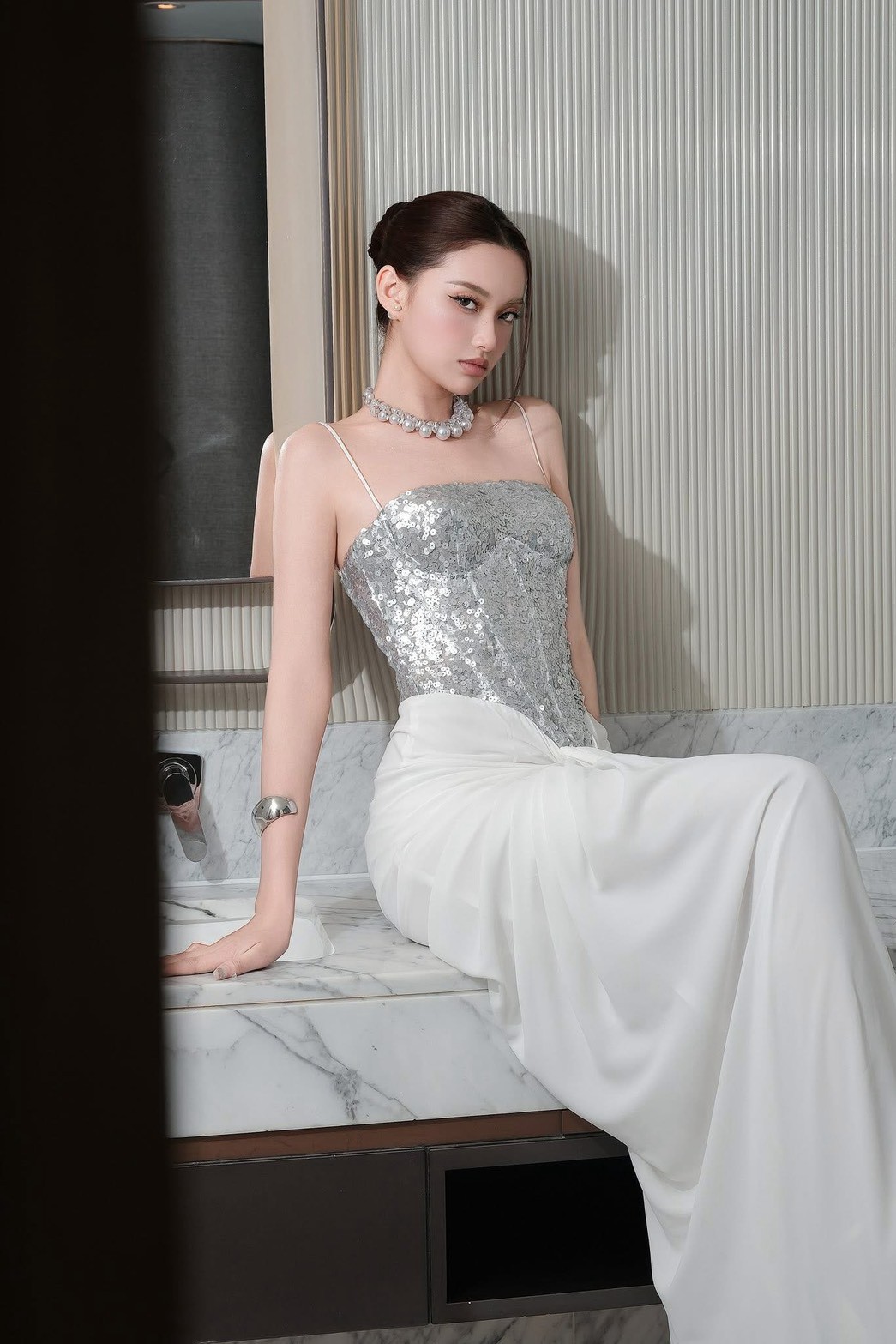 ชุดเดรส ราตรียาว สายเดี่ยว แต่งกลิตเตอร์ สีขาว BRAND OBIBI 2273 BKK SIZE M - Image 2