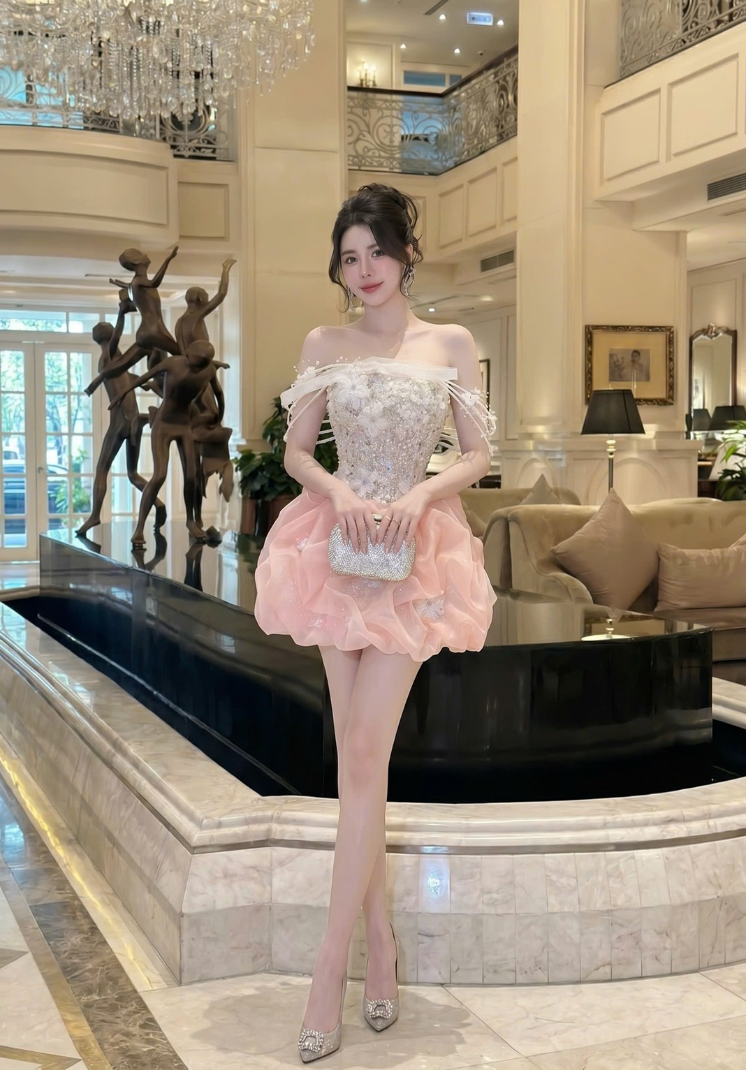 ชุดเดรส เกาะอก กระโปรงฟู แต่งมุก กลิตเตอร์ สีชมพู สีขาว Brand HISO 2325BKK Size M - Image 5