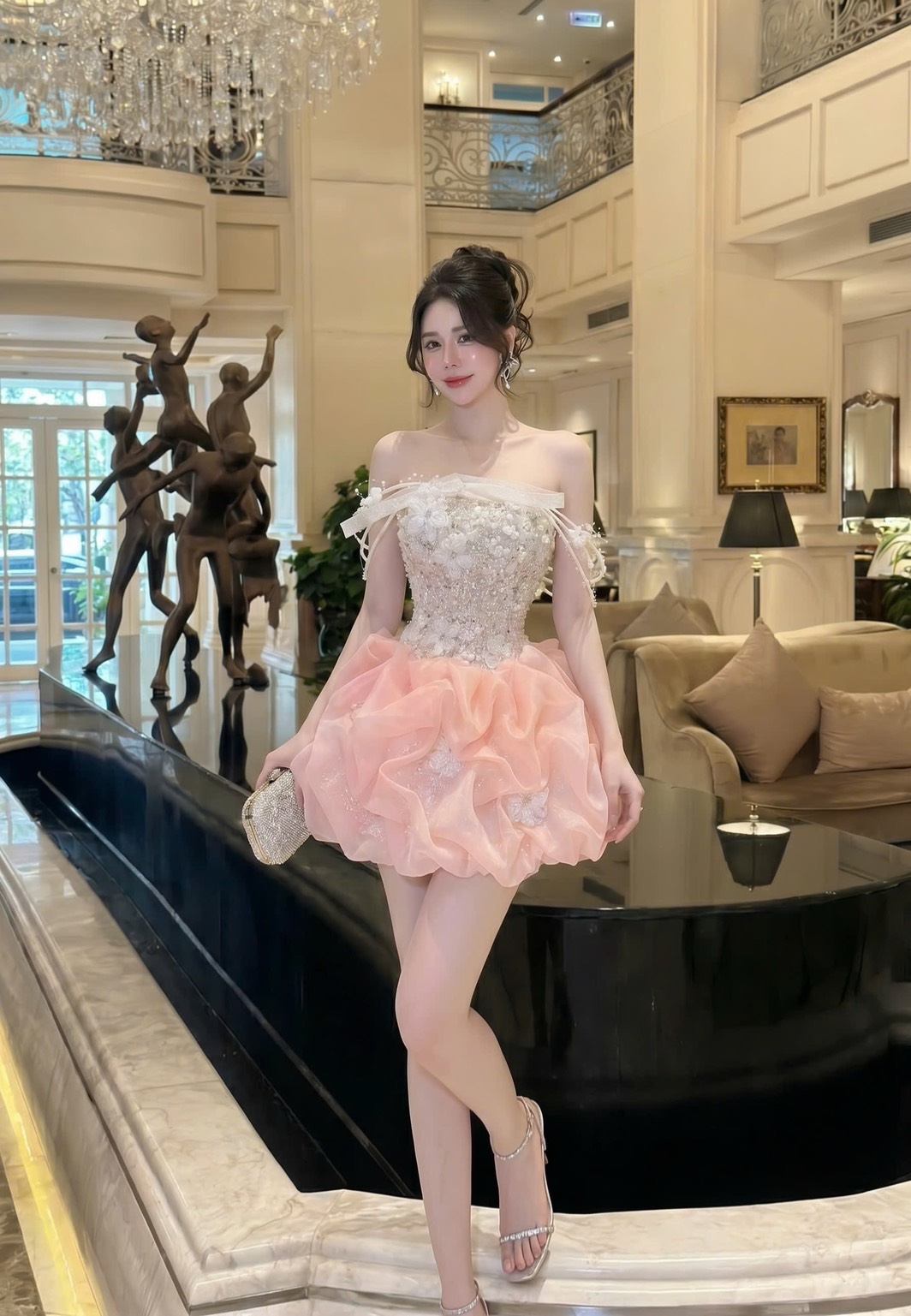 ชุดเดรส เกาะอก กระโปรงฟู แต่งมุก กลิตเตอร์ สีชมพู สีขาว Brand HISO 2325BKK Size M - Image 4