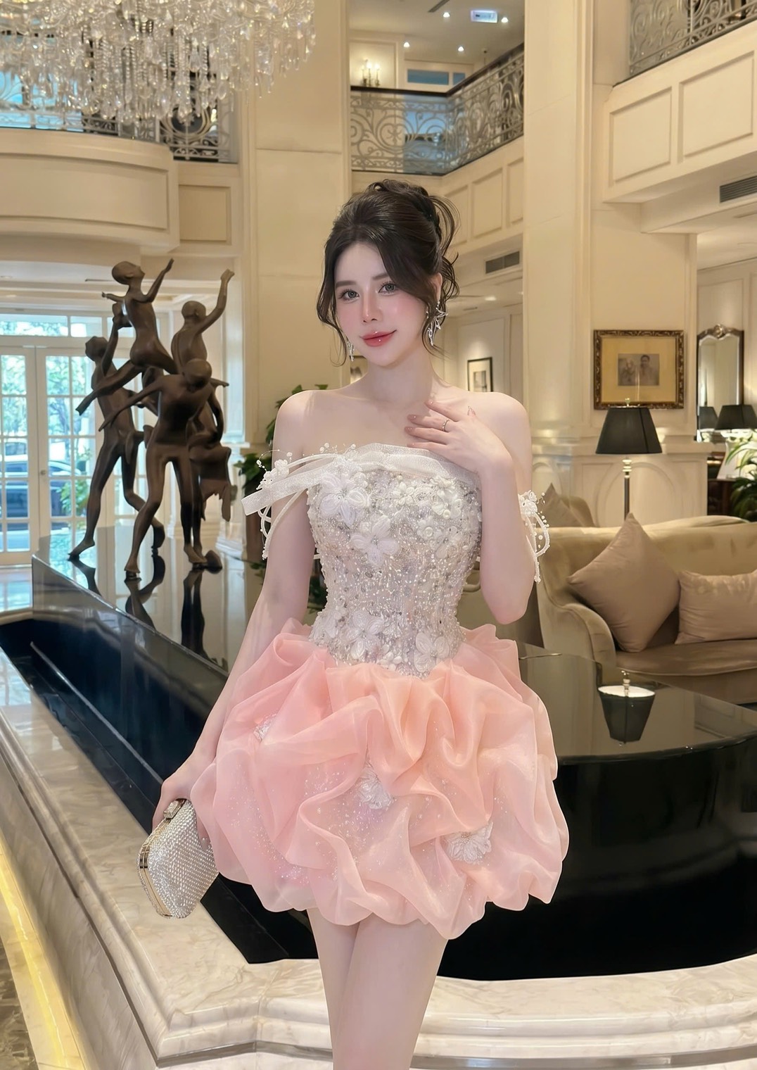 ชุดเดรส เกาะอก กระโปรงฟู แต่งมุก กลิตเตอร์ สีชมพู สีขาว Brand HISO 2325BKK Size M - Image 2