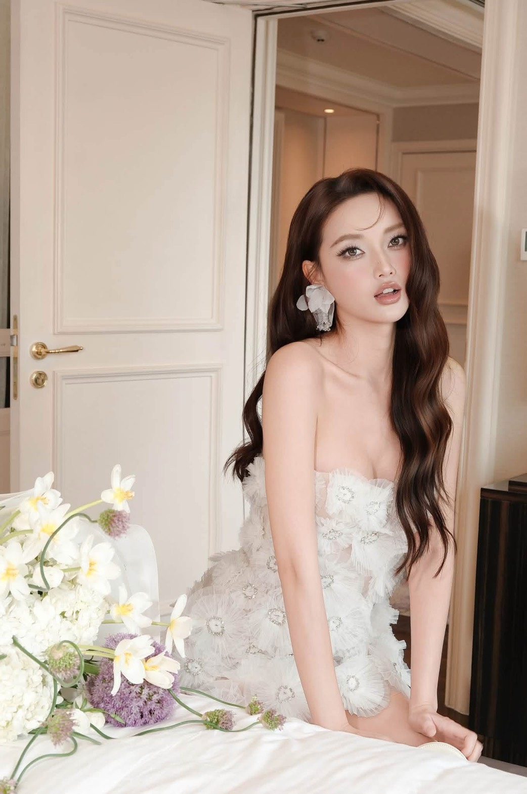 ชุดเดรส สีขาว เกาะอก แต่งดอก-เพชร BRAND OBIBI 2268 BKK SIZE M - Image 4