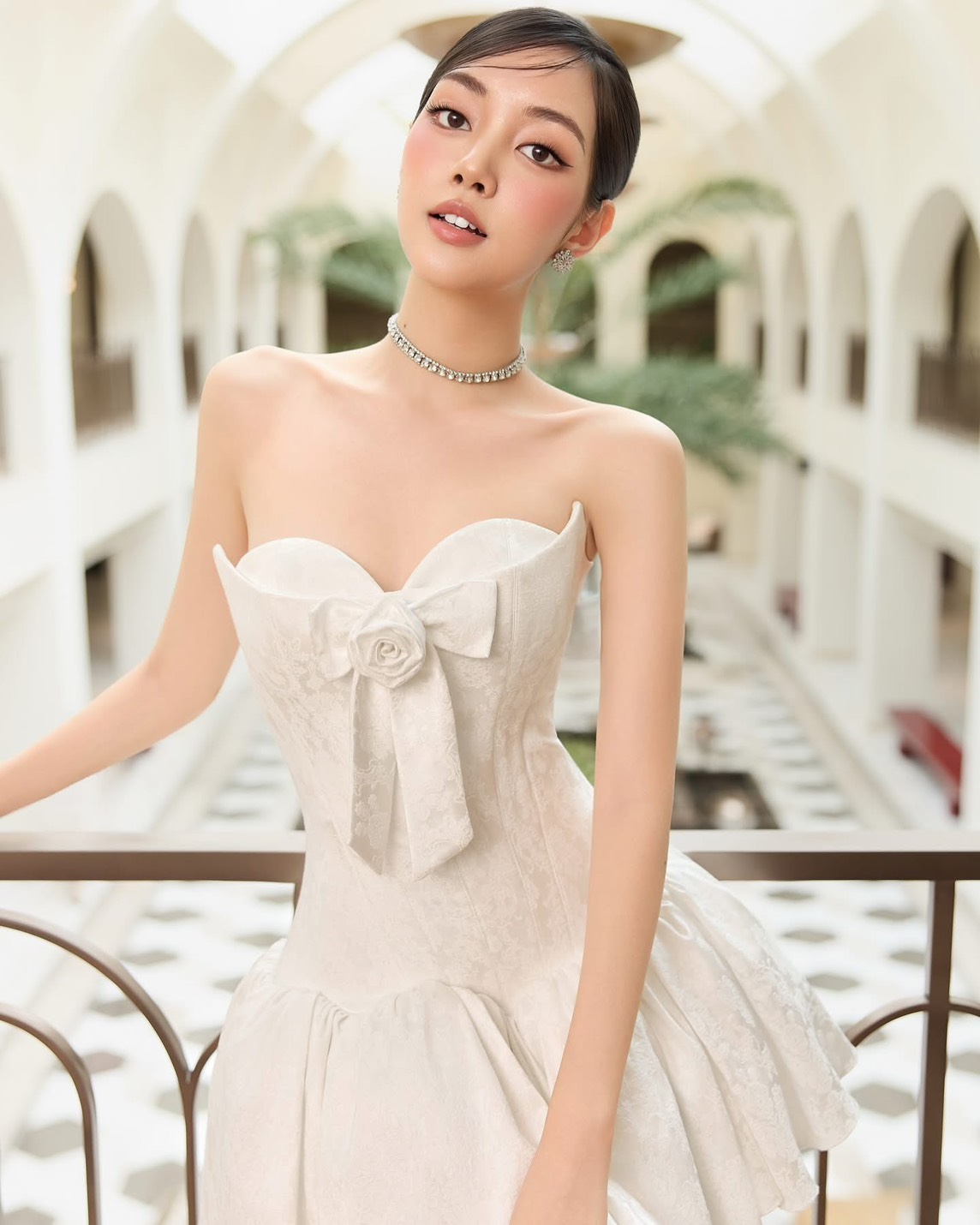 ชุดเดรส เกาะอกกระโปรงฟู แต่งโบว์ สีขาว Brand KATHY 2319 BKK Size M